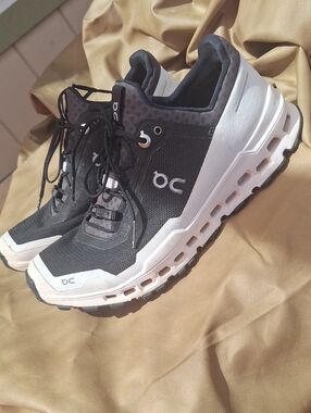 On RunningHelion  Ladies Trail Sneakers - Black & White